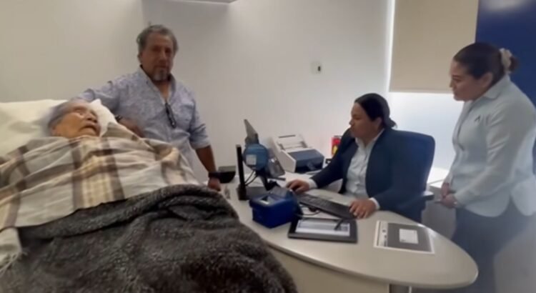Indignación en Oaxaca: Sucursal de banco obliga a mujer de 96 años a acudir en camilla para cobrar su pensión