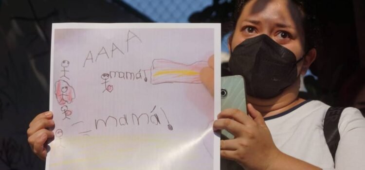 Madres y padres exigen a autoridades actuar contra colegio en Oaxaca tras quemaduras de niños en campamento