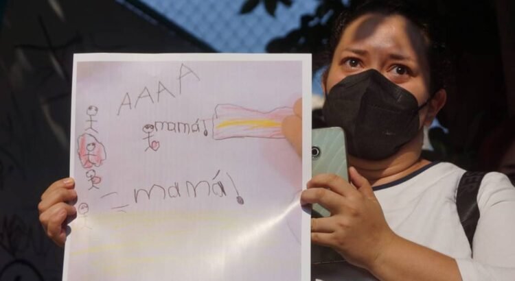 Madres y padres exigen a autoridades actuar contra colegio en Oaxaca tras quemaduras de niños en campamento