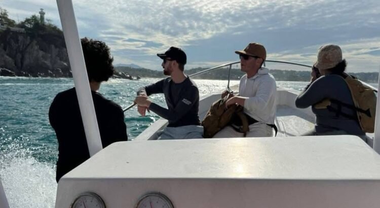 Recuperan cuerpo de turista extranjero arrastrado por el mar en playa Zicatela; otro sigue desaparecido