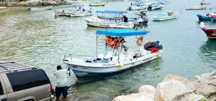 Evacúan embarcaciones en Huatulco; pegan “bandas delanteras” de tormenta Erick a costas de Oaxaca