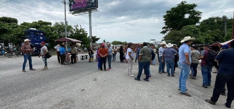 Ganaderos bloquean carretera Transístmica de Oaxaca, tras liberación de 3 responsables de robo de ganado Ganaderos bloquean carretera Transístmica de Oaxaca, tras liberación de 3 responsables de robo de ganado