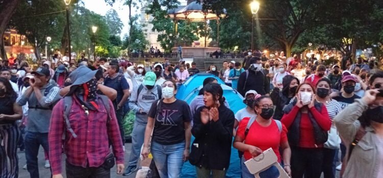 Policías antimotines resguardan palacio de gobierno de Oaxaca ante protesta de ex trabajadores