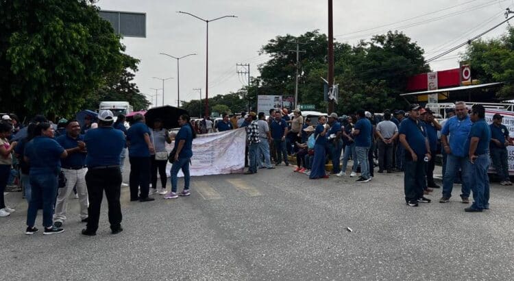 Trabajadores del IMSS Bienestar exigen recursos con bloqueo a carretera Transístmica en el Istmo de Oaxaca