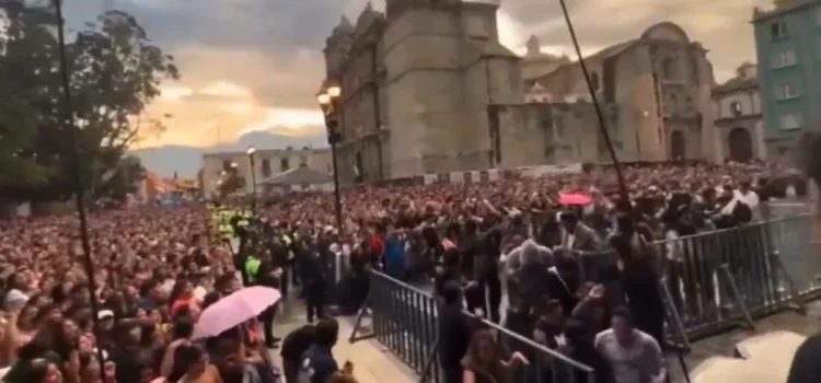 Funcionarios de Oaxaca reservan área VIP en concierto de Siddharta; los corrieron a botellazos
