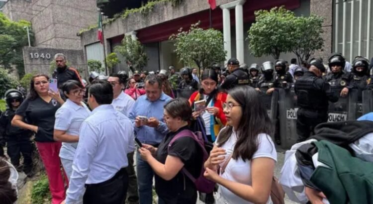 Sin acuerdos, trabajadores del sector Salud en Oaxaca con IMSS-Bienestar