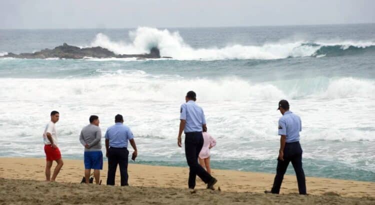 A más de 15 días del impacto del huracán Erick, ayuda no llega a Huatulco
