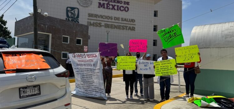 Protestan trabajadores del sector salud en Oaxaca ante incumplimiento de acuerdos con el IMSS-Bienestar