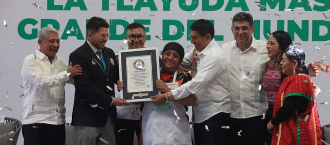 Oaxaca impone nuevo Récord Guinness por la elaboración de la tlayuda más grande del mundo Oaxaca impone nuevo Récord Guinness por la elaboración de la tlayuda más grande del mundo