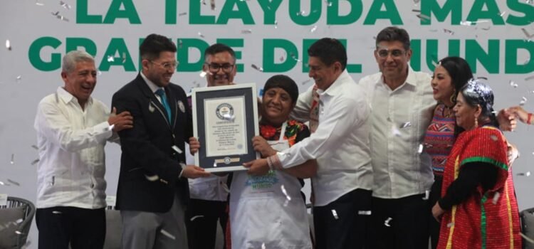 Oaxaca impone nuevo Récord Guinness por la elaboración de la tlayuda más grande del mundo