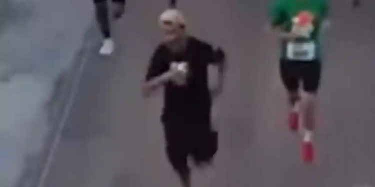 Ebrio y con chanclas corrió carrera de 8 km