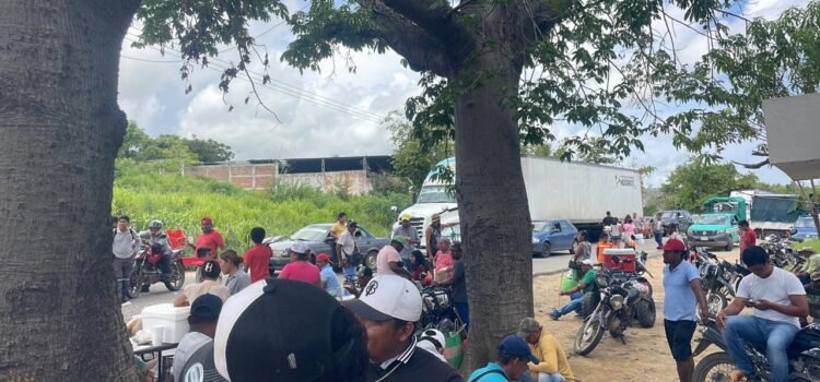 Bloquean productores carretera costera 200 Oaxaca-Guerrero; exigen presencia de Claudia Sheinbaum Bloquean productores carretera costera 200 Oaxaca-Guerrero; exigen presencia de Claudia Sheinbaum
