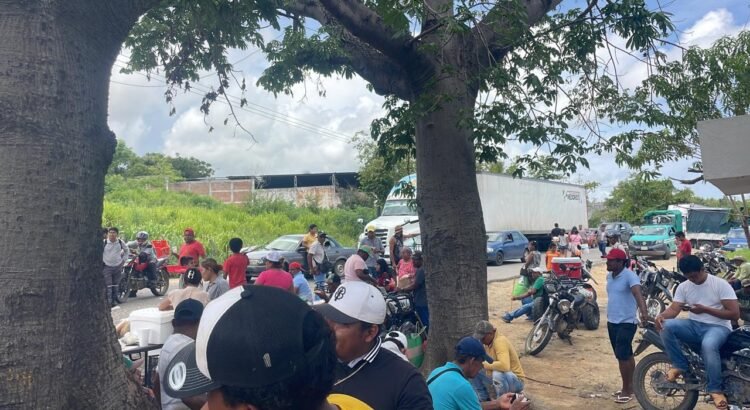Bloquean productores carretera costera 200 Oaxaca-Guerrero; exigen presencia de Claudia Sheinbaum