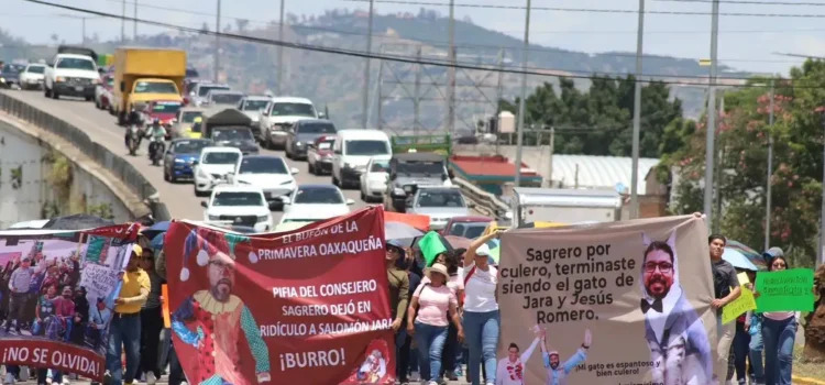 Burócratas cesados piden disculpa pública del gobernador Salomón Jara Burócratas cesados piden disculpa pública del gobernador Salomón Jara
