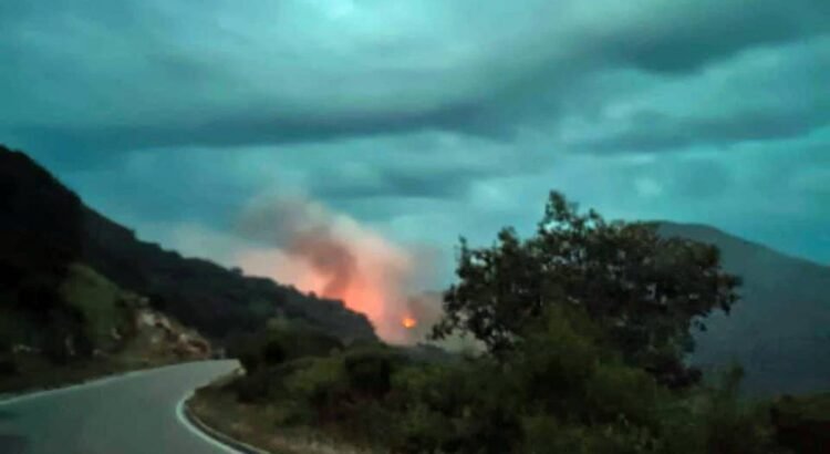 Grupo armado sitia a Buenavista: reportan un herido, quema de casas y familias retenidas