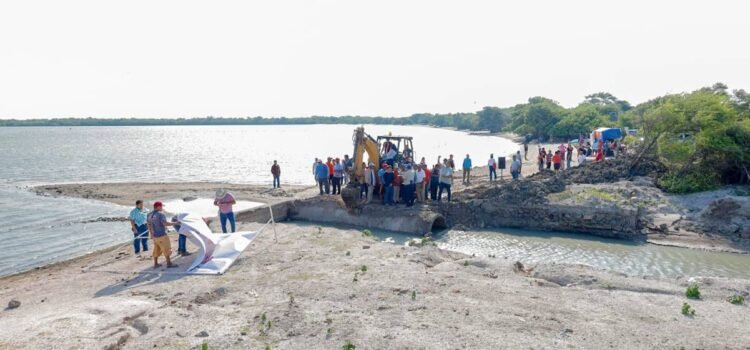 Construyen compuerta en la Laguna Superior de Golfo de Tehuantepec para aumentar la producción pesquera Construyen compuerta en la Laguna Superior de Golfo de Tehuantepec para aumentar la producción pesquera