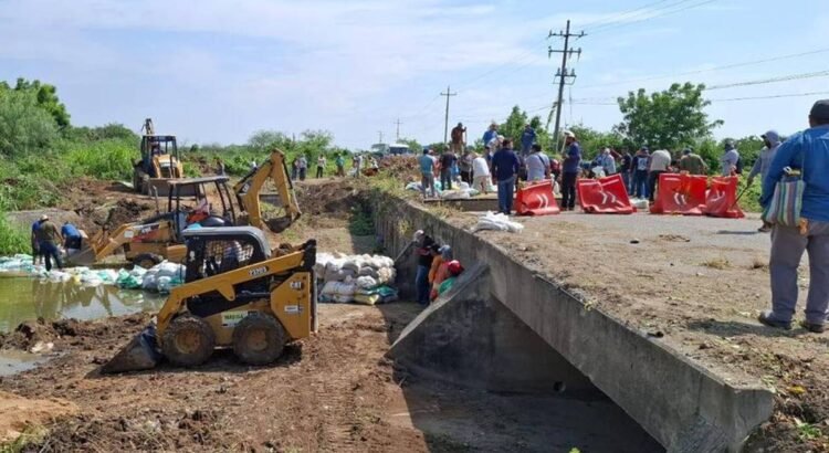 Pobladores de 3 municipios en Oaxaca construyen paso provisional ante puente dañado por el huracán Erick