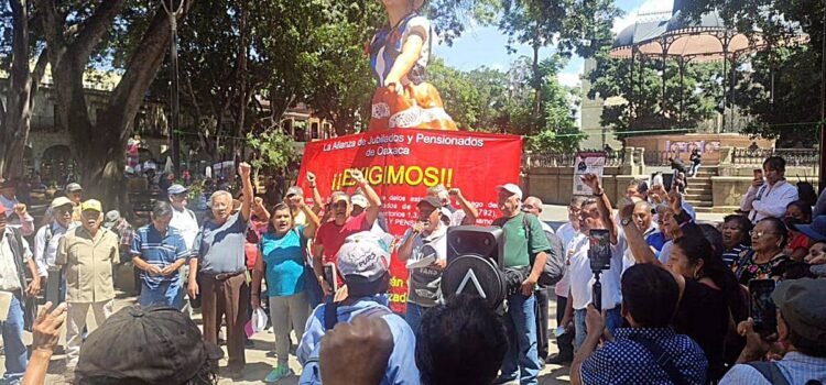 “Omisión” de la Sección 22 del SNTE deja sin bono a cerca de 800 maestros jubilados