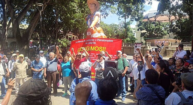 “Omisión” de la Sección 22 del SNTE deja sin bono a cerca de 800 maestros jubilados