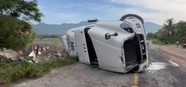 Vuelca tráiler con cajas de aceite comestible en la carretera costera de Oaxaca; se registra rapiña Vuelca tráiler con cajas de aceite comestible en la carretera costera de Oaxaca; se registra rapiña
