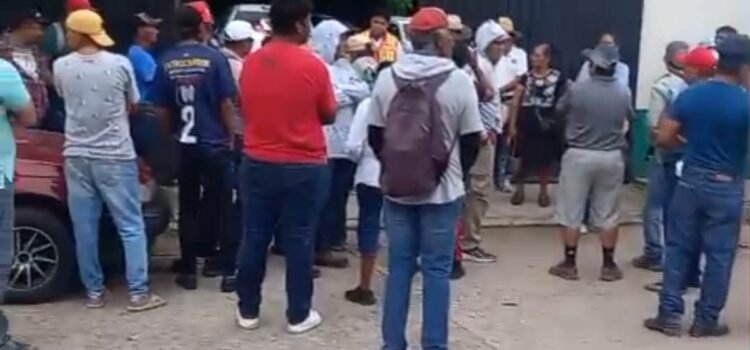 Protestan en la CFE contra los juicios que dependencia inició contra dos familias de Chahuites Protestan en la CFE contra los juicios que dependencia inició contra dos familias de Chahuites