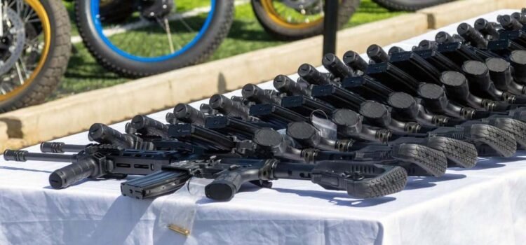 Entrega el gobierno de Jara armas israelíes a la policía de Oaxaca