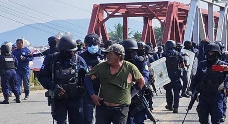 Denuncian represión de la Policía Estatal de Oaxaca durante bloqueo a carretera Transístmica