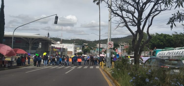 Vive la ciudad de Oaxaca jornada de protestas y bloqueos viales; suspenden labores en la UABJO por balacera