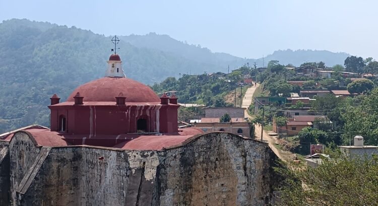 Zona norte del Istmo de Oaxaca lleva 3 días sin energía eléctrica por rayo que impactó torre de CFE Zona norte del Istmo de Oaxaca lleva 3 días sin energía eléctrica por rayo que impactó torre de CFE