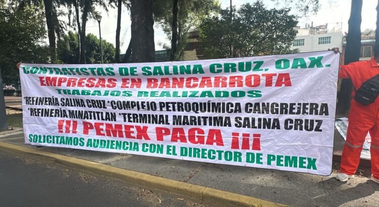 Protestan contratistas de Pemex, les adeudan trabajos de mantenimiento en la refinería de Salina Cruz