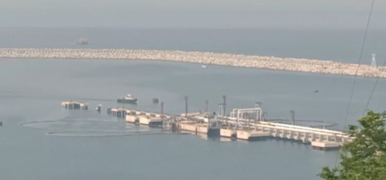 Buque petrolero “Sócrates” derrama combustible en el mar de Salina Cruz tras ser sacudido por fuerte oleaje