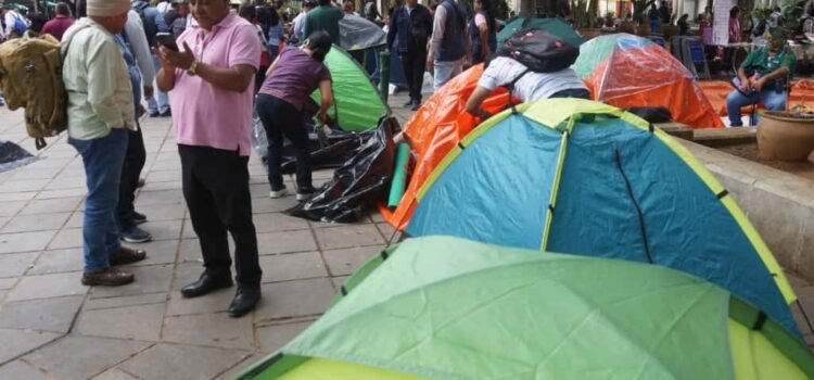 Supervisores y jefes de sector de la Sección 22 del SNTE se plantan en el zócalo de la ciudad de Oaxaca