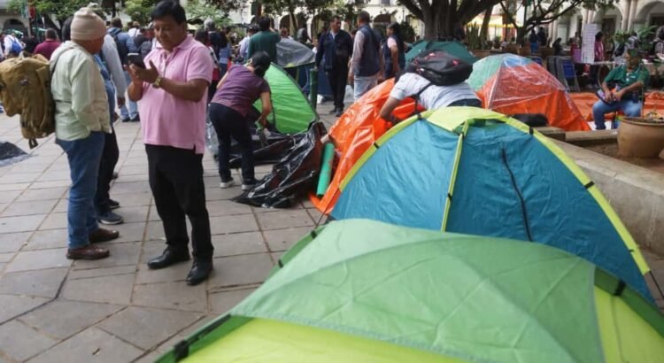 Supervisores y jefes de sector de la Sección 22 del SNTE se plantan en el zócalo de la ciudad de Oaxaca
