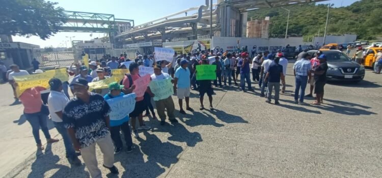 Pescadores de Salinas del Marqués, Oaxaca, protestaron contra Pemex por la constante contaminación por derrames