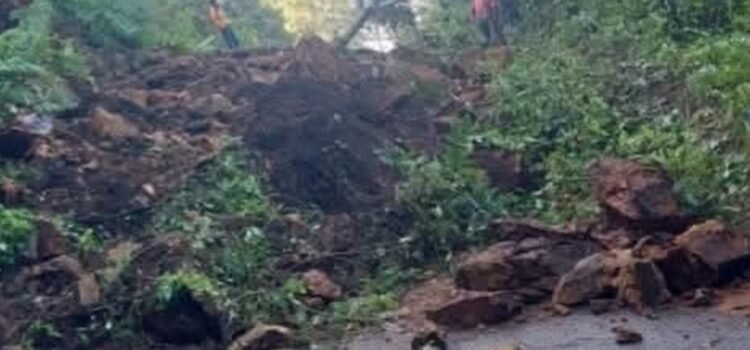 Mueren 3 personas tras derrumbe de vivienda por reblandecimiento de tierra en San Agustín Loxicha, Oaxaca