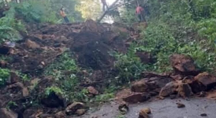 Mueren 3 personas tras derrumbe de vivienda por reblandecimiento de tierra en San Agustín Loxicha, Oaxaca