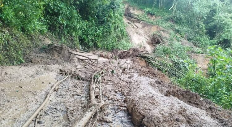 Reportan derrumbes en caminos de comunidades de Yucuhiti, Oaxaca; “se vino el cerro”