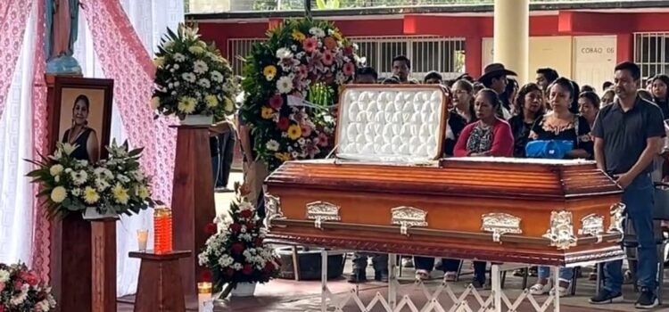 Rinden homenaje a la maestra Fabiola Ortiz, asesinada frente al Cobao 06 de Putla de Guerrero, Oaxaca Rinden homenaje a la maestra Fabiola Ortiz, asesinada frente al Cobao 06 de Putla de Guerrero, Oaxaca