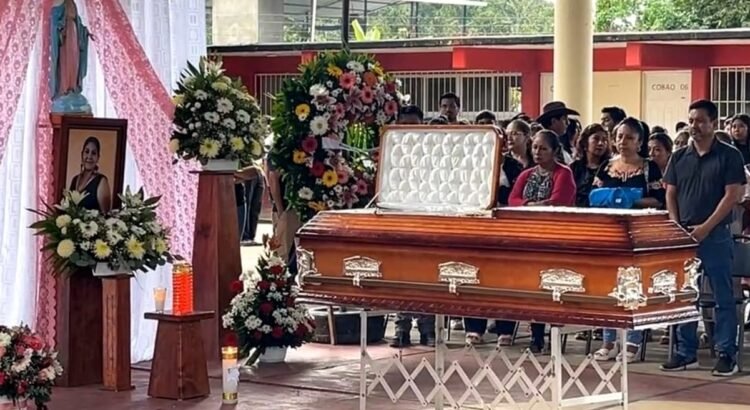 Rinden homenaje a la maestra Fabiola Ortiz, asesinada frente al Cobao 06 de Putla de Guerrero, Oaxaca
