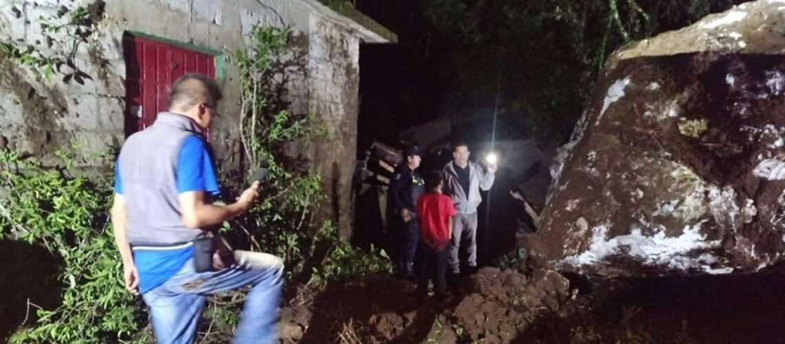 Fallece una menor por desgajamiento de cerro en Huautla, Oaxaca; hay cinco lesionados Fallece una menor por desgajamiento de cerro en Huautla, Oaxaca; hay cinco lesionados