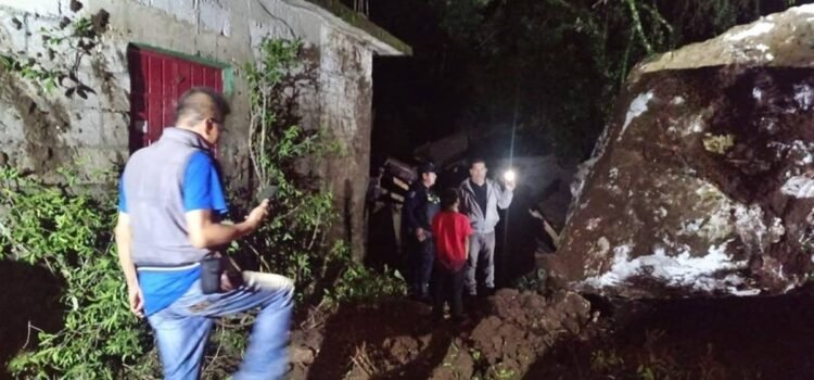 Fallece una menor por desgajamiento de cerro en Huautla, Oaxaca; hay cinco lesionados