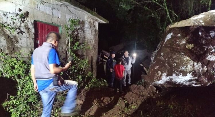 Fallece una menor por desgajamiento de cerro en Huautla, Oaxaca; hay cinco lesionados