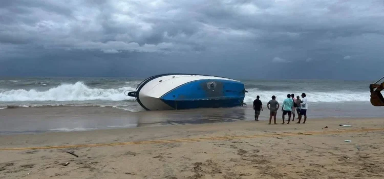 Yate con 2 estadunidenses se vuelca en la Costa de Oaxaca