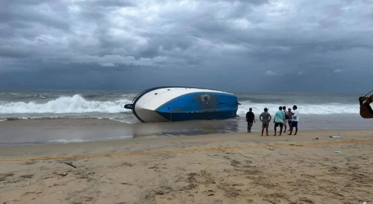 Yate con 2 estadunidenses se vuelca en la Costa de Oaxaca