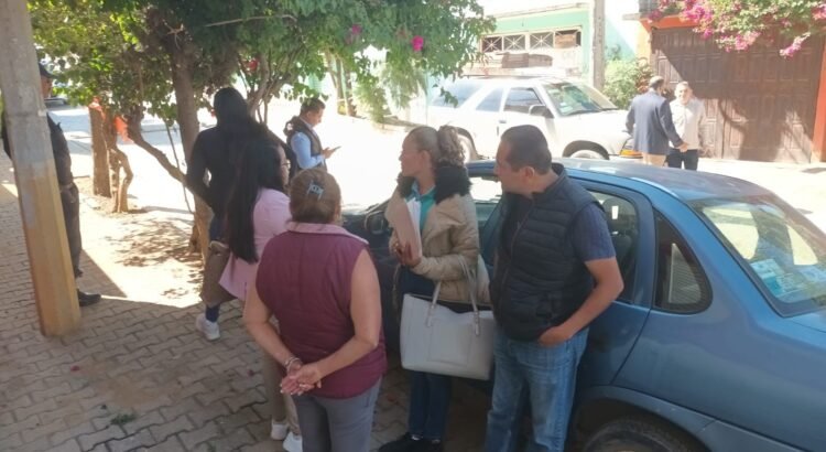 Alan Vargas, poeta oaxaqueño y fundador de la editorial “Cuatro Triángulos” sufre intento de despojo Alan Vargas, poeta oaxaqueño y fundador de la editorial “Cuatro Triángulos” sufre intento de despojo