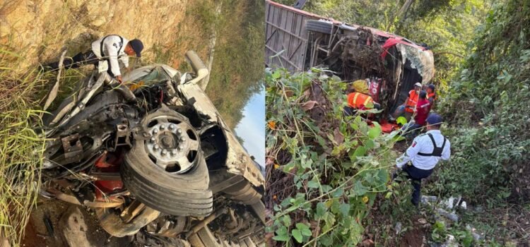 Tres muertos y más de 10 heridos deja choque de camión contra autobús de pasajeros sobre carretera en Oaxaca