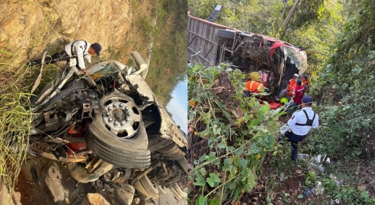 Tres muertos y más de 10 heridos deja choque de camión contra autobús de pasajeros sobre carretera en Oaxaca