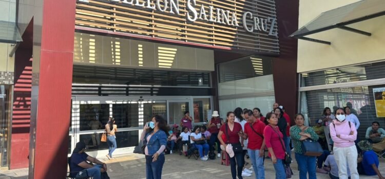 Maestros de la Sección 22 del SNTE bloquean accesos a tiendas departamentales en el Istmo de Oaxaca