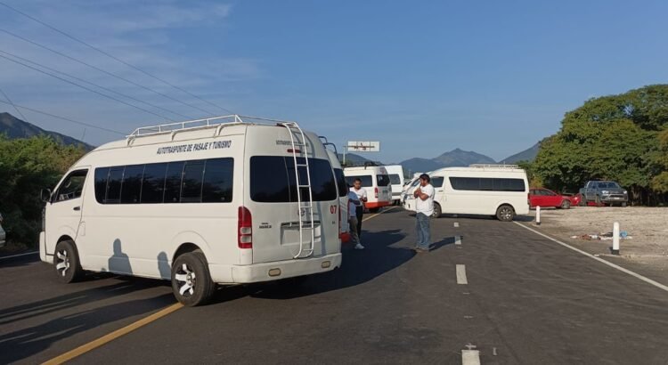 Transportistas retiran bloqueos carreteros en el Istmo, tras lograr mesa de diálogo con el Gobierno de Oaxaca