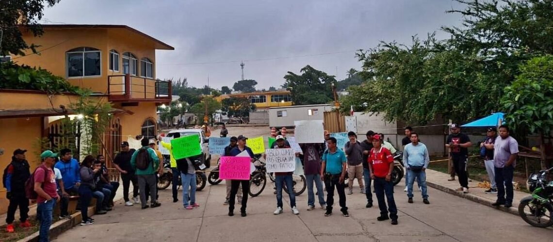 Trabajadores de la empresa ABCD Arquitectura bloquean obras del Tren Transístmico en Matías Romero para exigir el pago de sus finiquitos